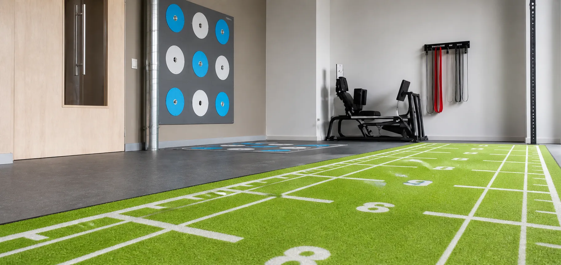Moderner Trainingsraum für Physiotherapie und Rehabilitation